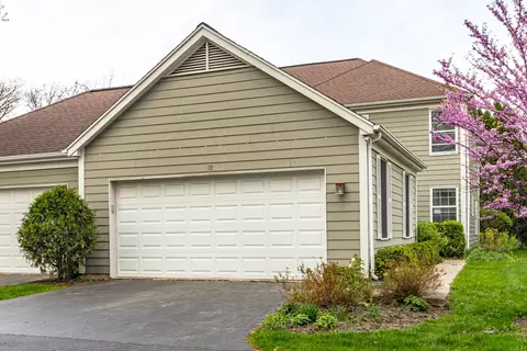 12 Sommerset Ln, Lincolnshire, IL 60069
