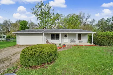 105 S Meadowhill Ln, Mahomet, IL 61853