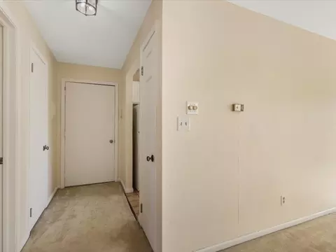 Entry Way - 706 Kiwanis Dr #4, Freeport, IL 61032 photo 3 of 4