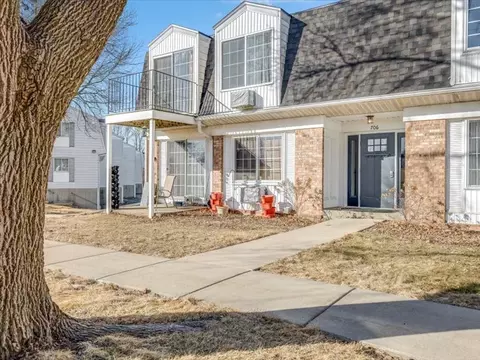 Exterior - 706 Kiwanis Dr #4, Freeport, IL 61032 photo 2 of 4