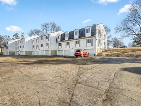 Exterior - 706 Kiwanis Dr #4, Freeport, IL 61032 photo 3 of 4