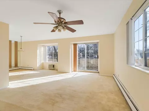 Living - 706 Kiwanis Dr #4, Freeport, IL 61032 photo 2 of 5