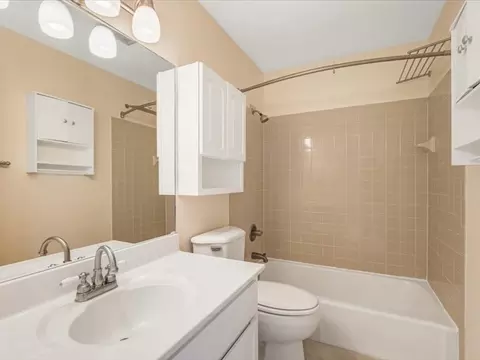 Bath - 706 Kiwanis Dr #4, Freeport, IL 61032 photo 1 of 1