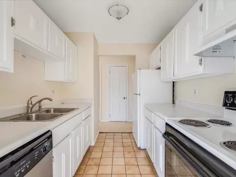 Kitchen - 706 Kiwanis Dr #4, Freeport, IL 61032 photo 1 of 2