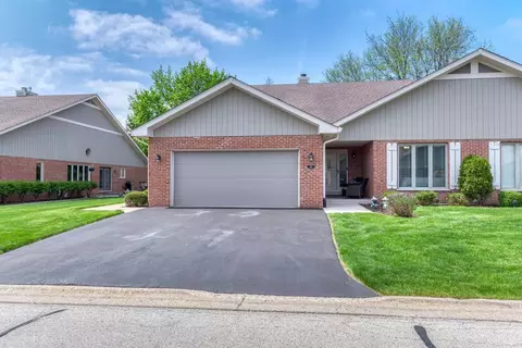 42 Royal Ln, Bloomingdale, IL 60108
