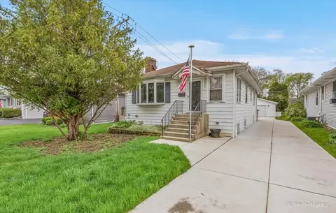 217 W School St, Villa Park, IL 60181