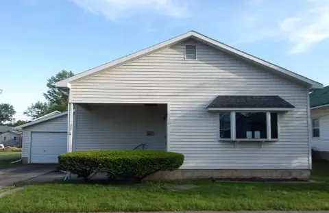 114 E 7th St, Flora, IL 62839