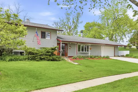 770 Woodlawn St, Hoffman Estates, IL 60169