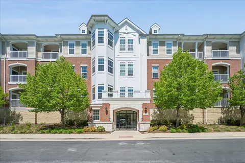 2750 Commons Dr #312, Glenview, IL 60026