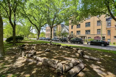 1744 W Henderson St #2, Chicago, IL 60657