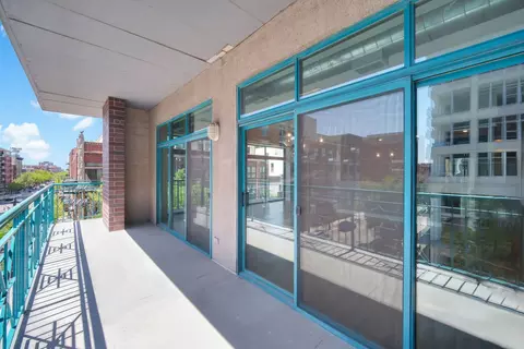 Exterior - 920 W Madison St #B4, Chicago, IL 60607 photo 2 of 5