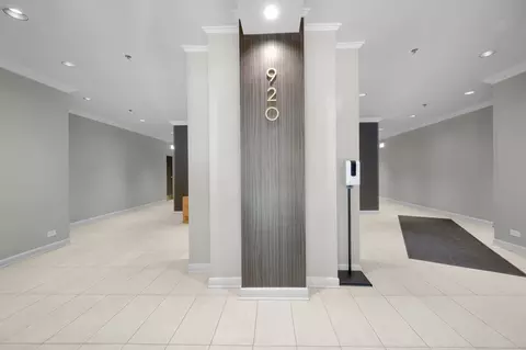 Entry Way - 920 W Madison St #B4, Chicago, IL 60607 photo 1 of 3