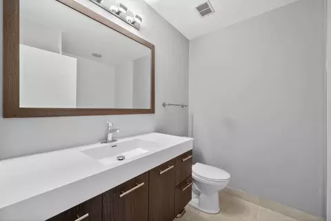 Bath - 920 W Madison St #B4, Chicago, IL 60607 photo 2 of 3