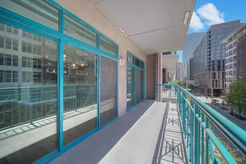 Exterior - 920 W Madison St #B4, Chicago, IL 60607 photo 3 of 5