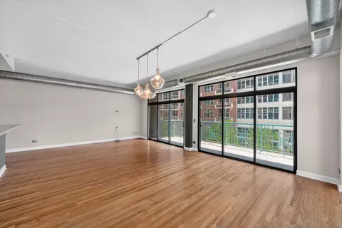 Living - 920 W Madison St #B4, Chicago, IL 60607 photo 6 of 6