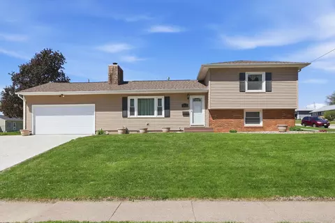 3822 Wilkes Ave, Davenport, IA 52806