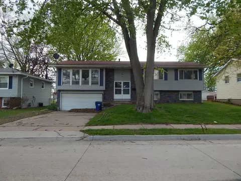 1118 N 13th St, Clinton, IA 52732