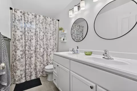 Bath - 300 Arrowhead Dr, Minooka, IL 60447 photo 2 of 3