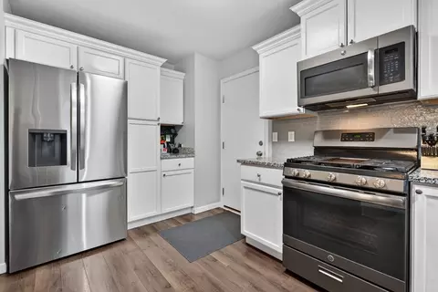 Kitchen - 300 Arrowhead Dr, Minooka, IL 60447 photo 2 of 3