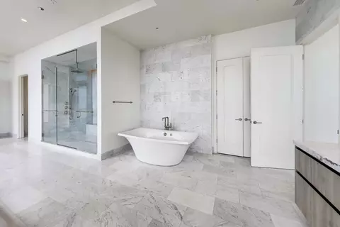 Bath - 363 E Wacker Dr #7301, Chicago, IL 60601 photo 2 of 3