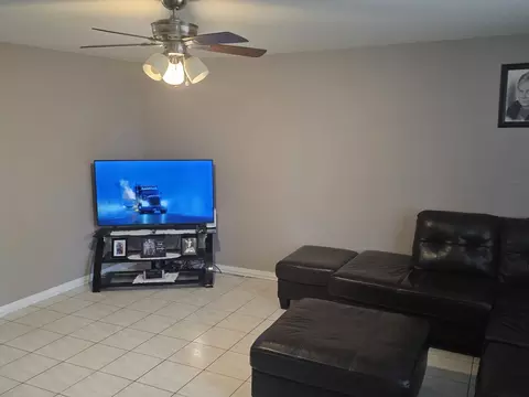 Living - 2129 Ash St #G, Des Plaines, IL 60018 photo 1 of 2