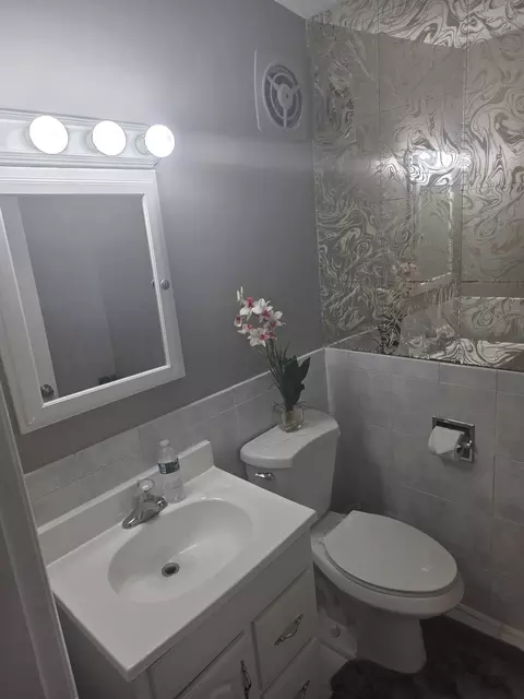 Bath - 2129 Ash St #G, Des Plaines, IL 60018 photo 1 of 3