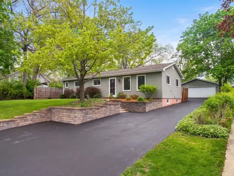 6 N051 Oakwood Dr, Saint Charles, IL 60174