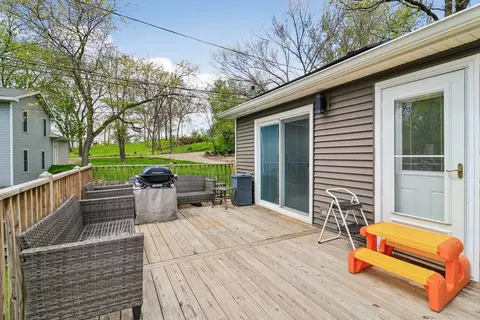 Exterior - 1011 Ridgewood Ave, Mchenry, IL 60050 photo 4 of 5