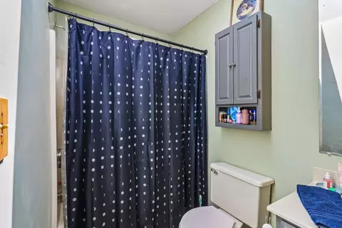 Bath - 1011 Ridgewood Ave, Mchenry, IL 60050 photo 2 of 5