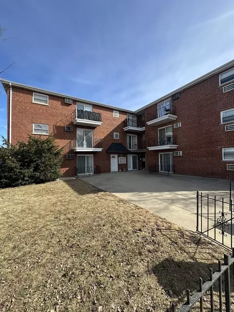 6653 W 63rd St #2N, Chicago, IL 60638