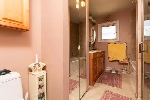 Bath - 2124 Westview Dr, Des Plaines, IL 60018 photo 2 of 2