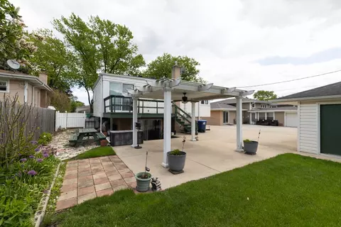 Exterior - 2124 Westview Dr, Des Plaines, IL 60018 photo 5 of 10