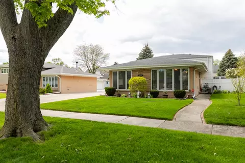 Exterior - 2124 Westview Dr, Des Plaines, IL 60018 photo 2 of 10