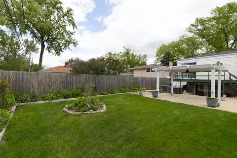 Exterior - 2124 Westview Dr, Des Plaines, IL 60018 photo 7 of 10