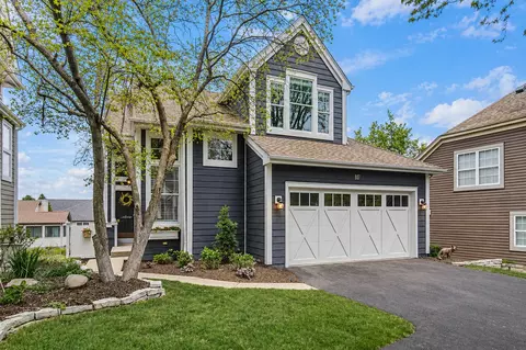 807 Viewpointe Dr, Saint Charles, IL 60174