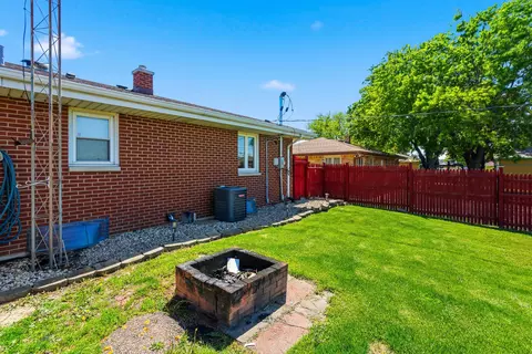 Exterior - 512 Chaney St, Crest Hill, IL 60403 photo 13 of 13