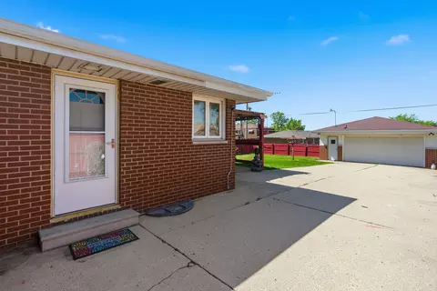 Exterior - 512 Chaney St, Crest Hill, IL 60403 photo 9 of 13