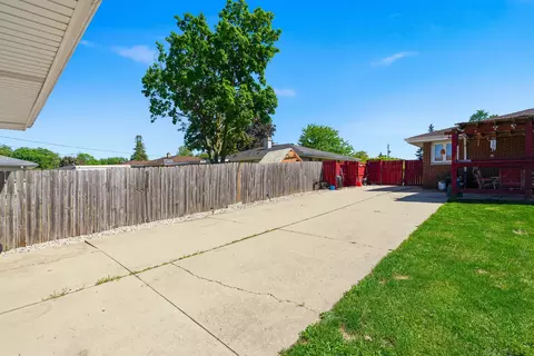 Exterior - 512 Chaney St, Crest Hill, IL 60403 photo 8 of 13