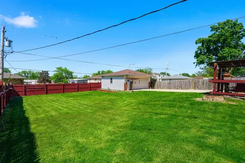 Exterior - 512 Chaney St, Crest Hill, IL 60403 photo 2 of 13