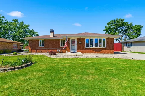 Exterior - 512 Chaney St, Crest Hill, IL 60403 photo 1 of 13