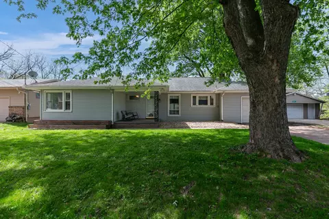 112 Cliff Dr, Carbon Cliff, IL 61239