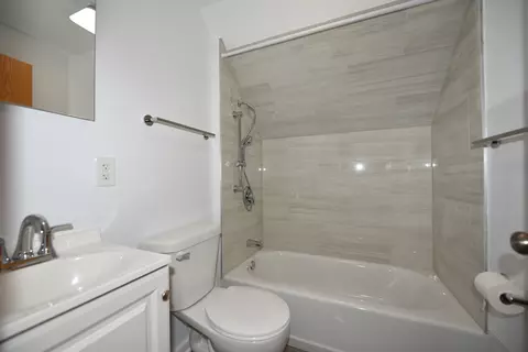 Bath - 502 Manchester St, Normal, IL 61761 photo 3 of 3