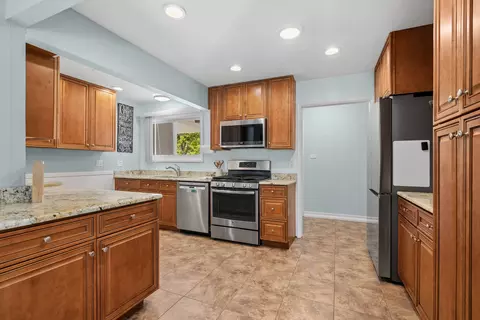 Kitchen - 385 Lafayette Ln, Hoffman Estates, IL 60169 photo 1 of 1