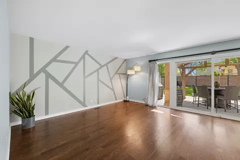 Living - 385 Lafayette Ln, Hoffman Estates, IL 60169 photo 1 of 2
