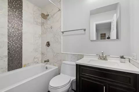Bath - 385 Lafayette Ln, Hoffman Estates, IL 60169 photo 2 of 2