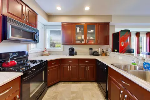 Kitchen - 25860 Prairie Hill Ln, Plainfield, IL 60585 photo 5 of 6