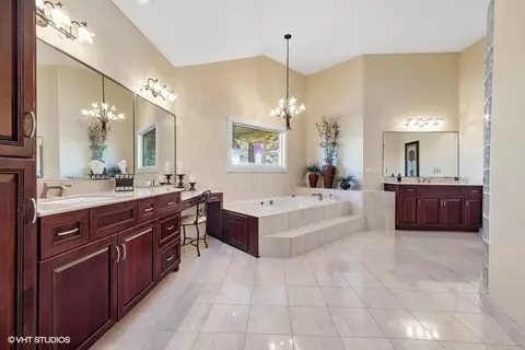 Bath - 25860 Prairie Hill Ln, Plainfield, IL 60585 photo 3 of 14