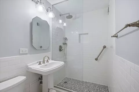 Bath - 33 E Cedar St #5B, Chicago, IL 60611 photo 1 of 1