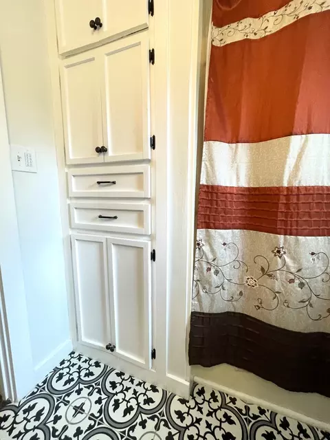 Bath - 1608 Chevy Chase Dr, Champaign, IL 61821 photo 5 of 5
