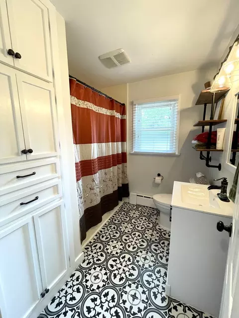 Bath - 1608 Chevy Chase Dr, Champaign, IL 61821 photo 1 of 5